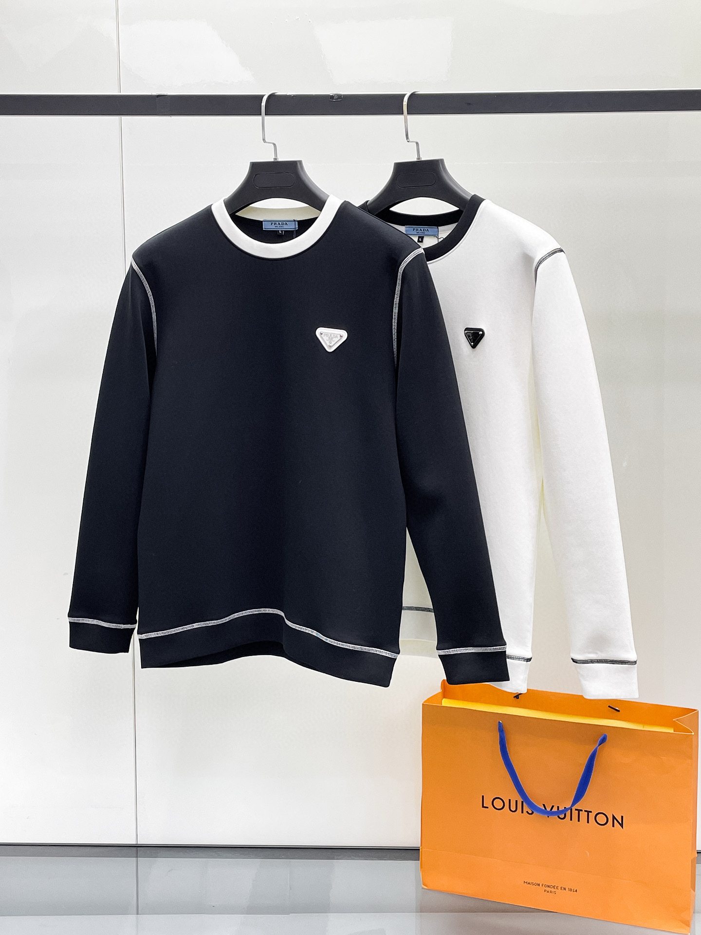 프라다 남자 맨투맨 2컬러