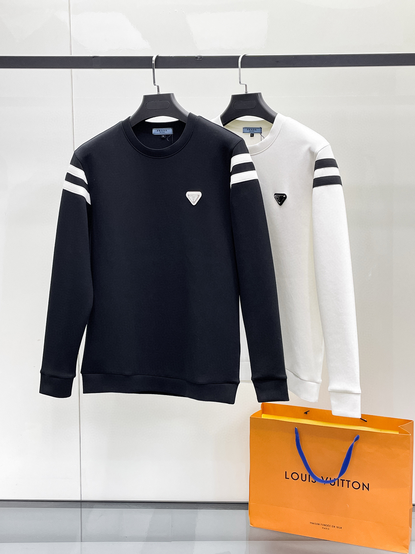 프라다 남자 맨투맨 2컬러