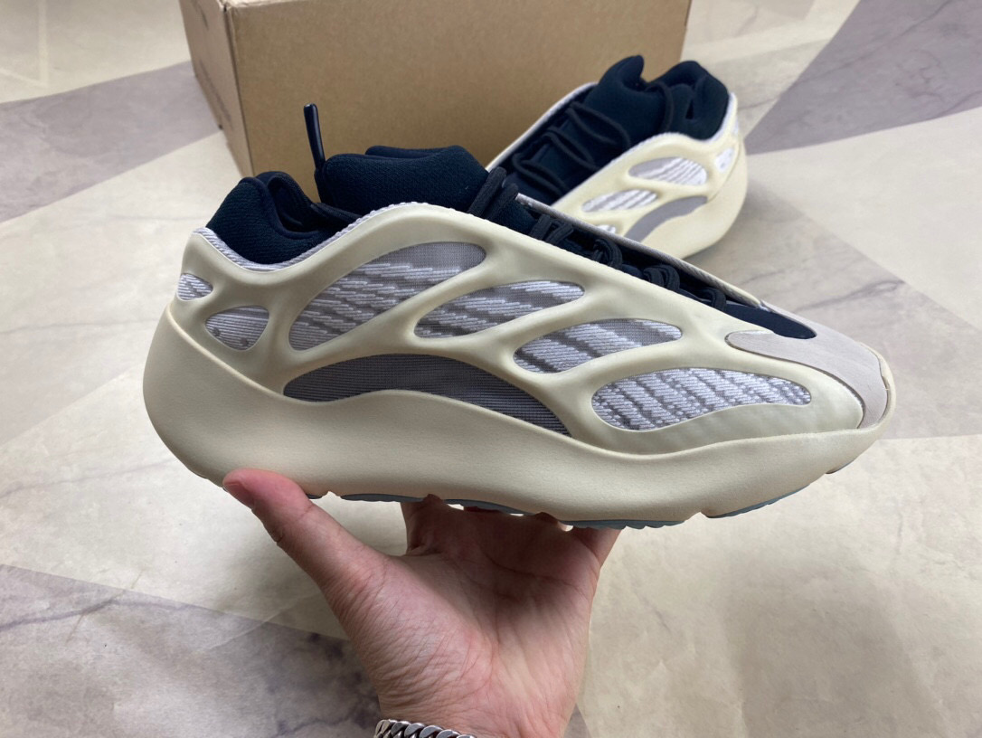 아디다스 이지부스트 700 V3 남녀공용 신발 운동화 스니커즈