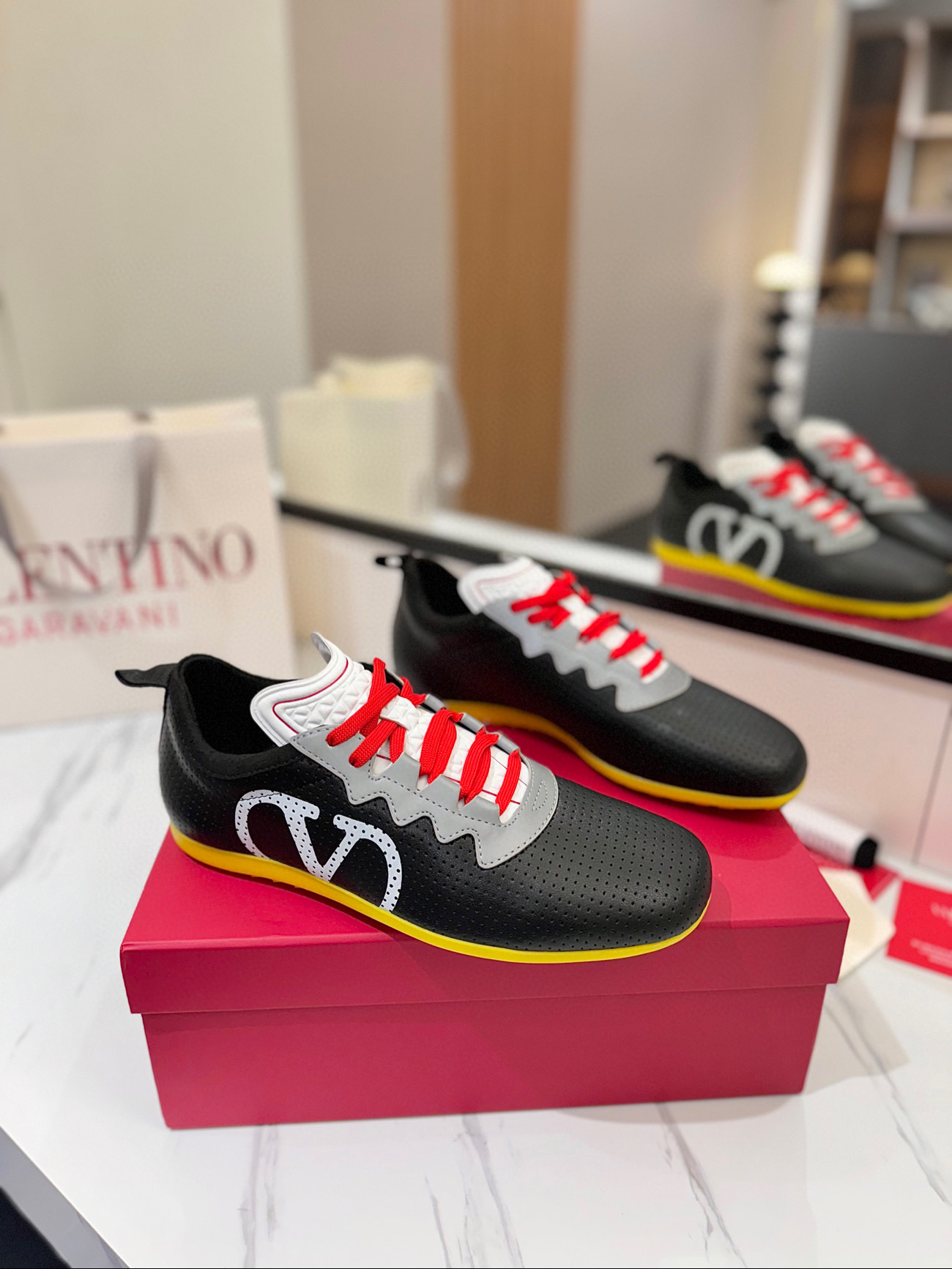 발렌티노 남녀공용 스니커즈 신발 운동화