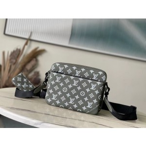 루이비통 M12490 남자가방