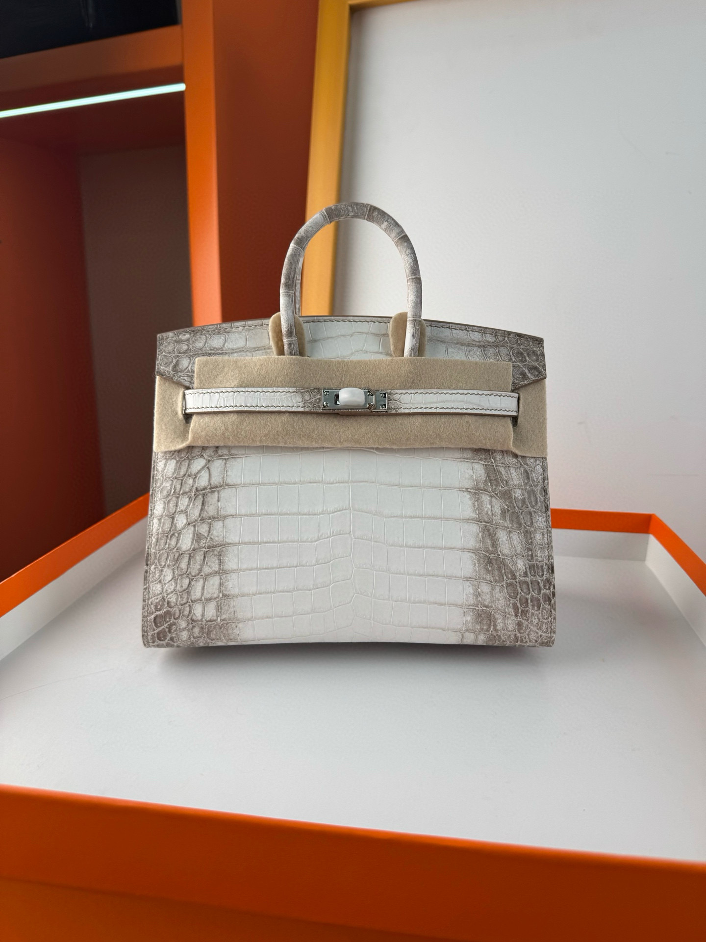 에르메스 퀸의 상징 히말라야 버킨백 20 악어가죽