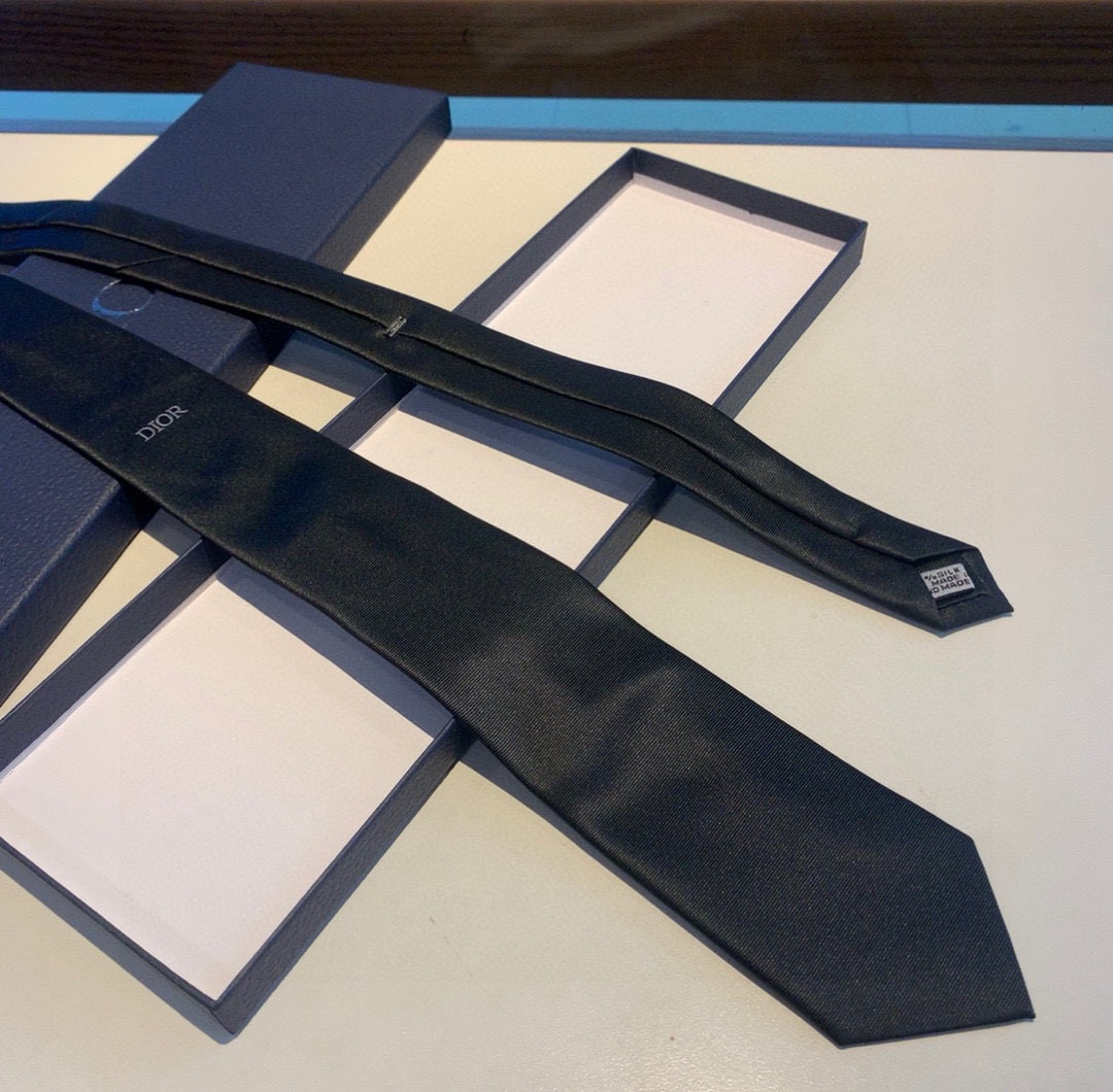 디올 넥타이