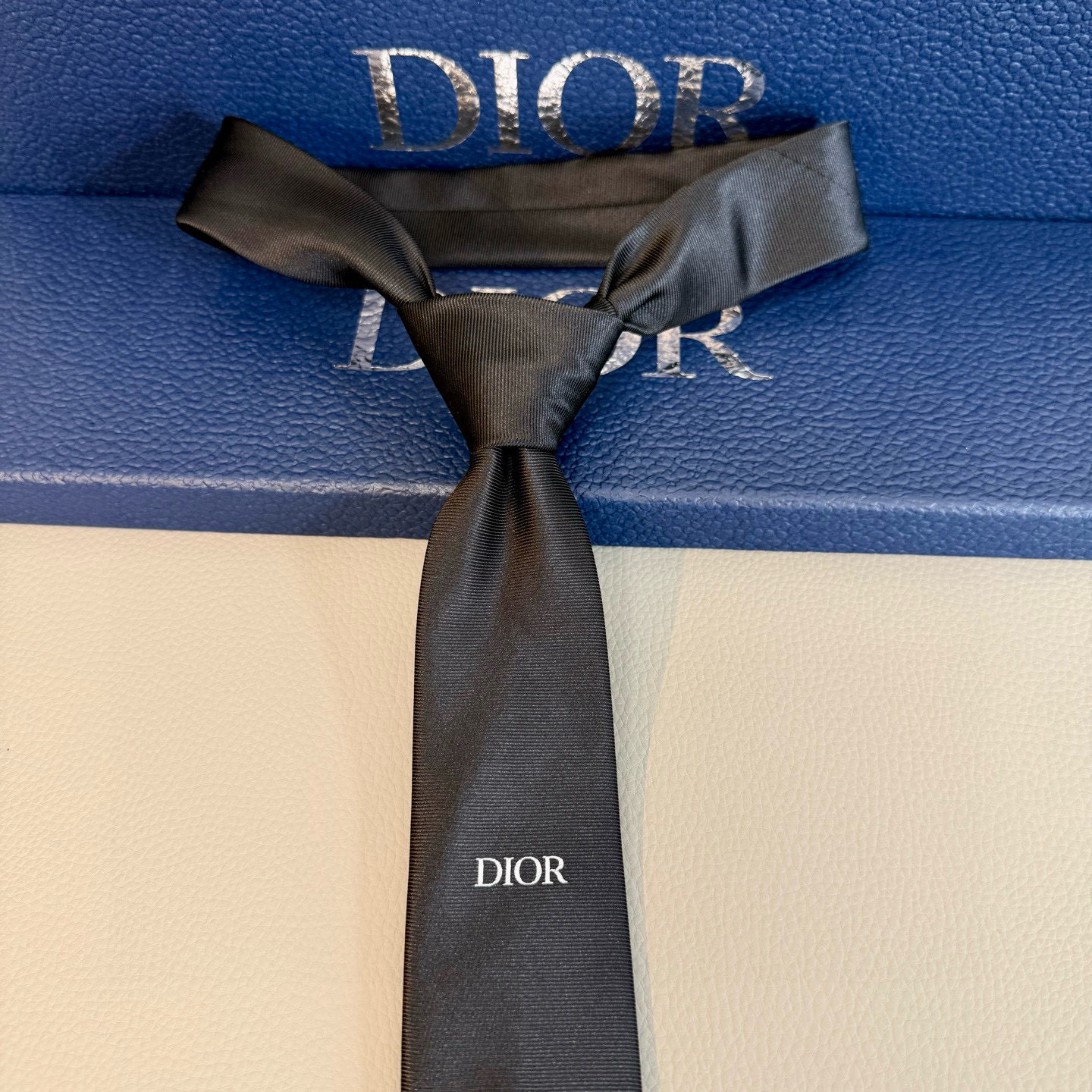 디올 넥타이