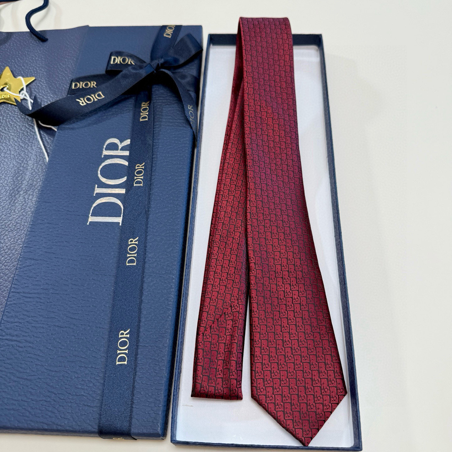 디올 넥타이