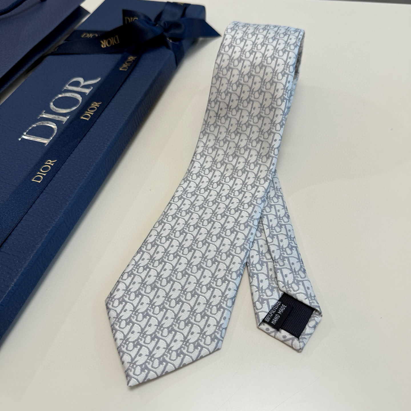 디올 넥타이