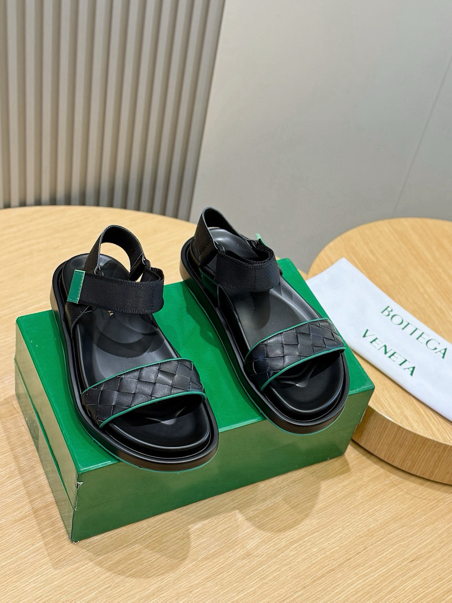 보테가베네타 남자 샌들