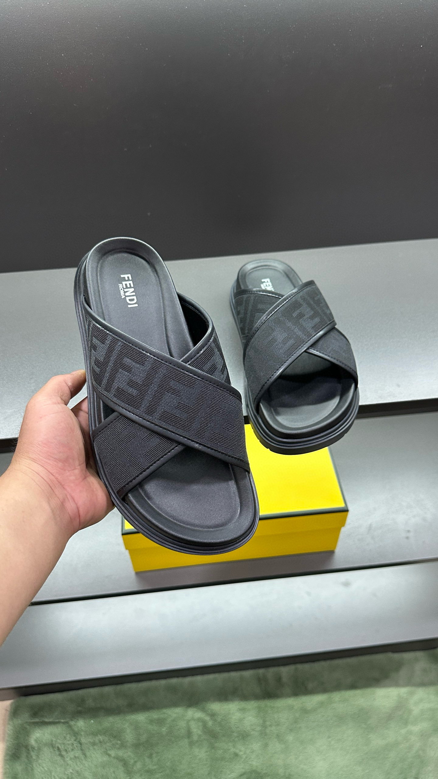 펜디 남자 슬리퍼