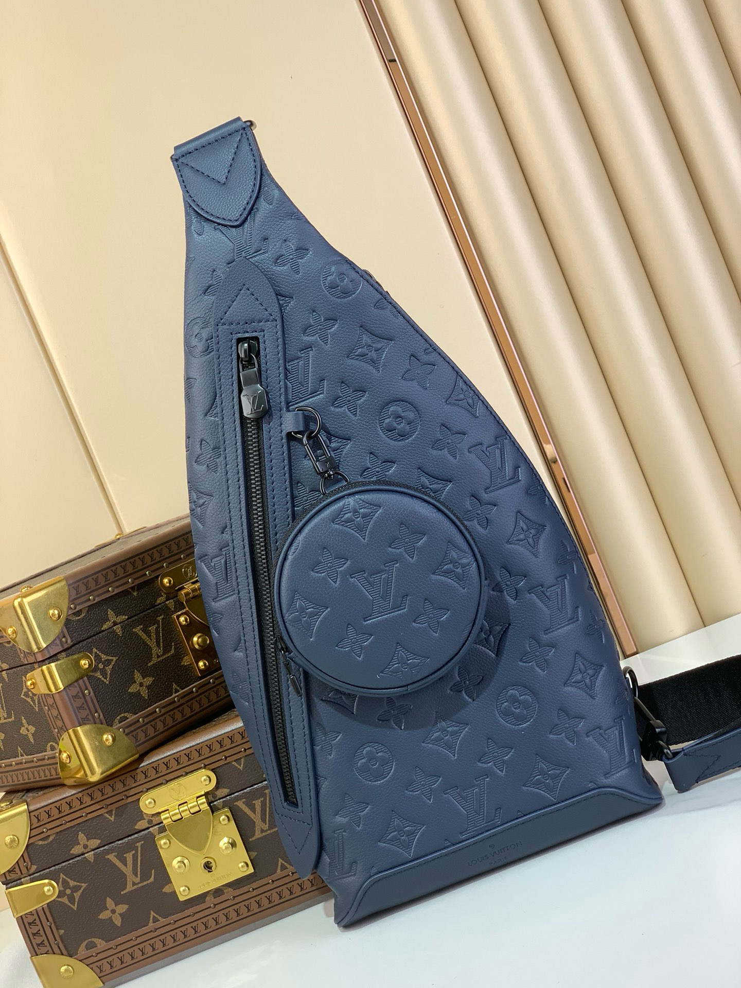 루이비통 m24467 슬링백 남자가방