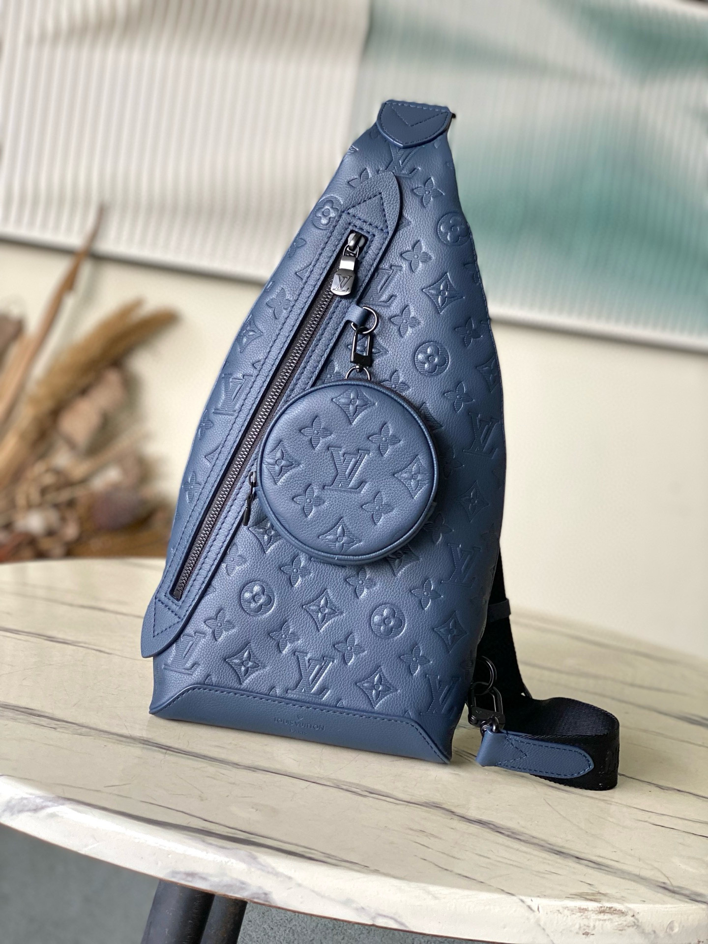 루이비통 M24467 슬링백 남자가방